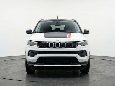 Used 2025 Jeep Compass Trailhawk image 2