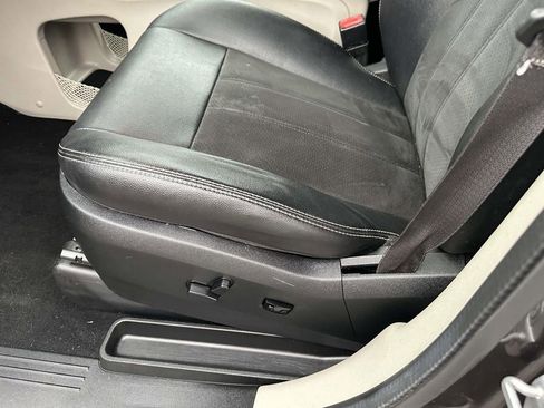 Used 2019 Dodge Grand Caravan SXT FWD image 20