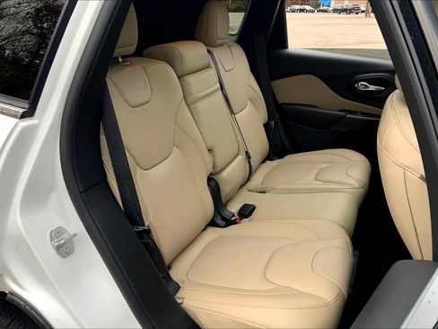 Used 2017 Jeep Cherokee Limited image 19