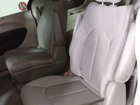 Used 2021 Chrysler Pacifica Touring w/ Uconnect Theater Family Group FWD image 11
