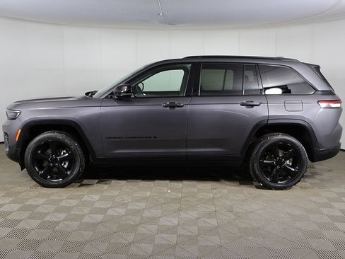 Used 2023 Jeep Grand Cherokee Altitude image 12