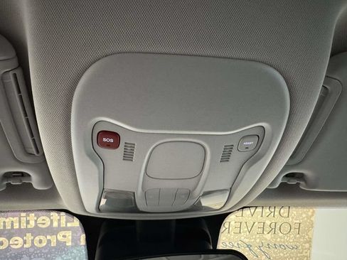 Used 2023 Jeep Renegade Latitude AWD/4WD image 32