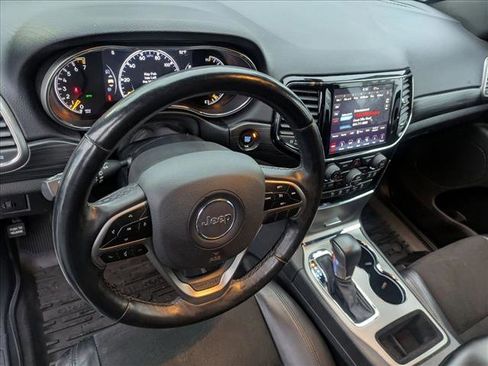 Used 2019 Jeep Grand Cherokee Altitude image 12