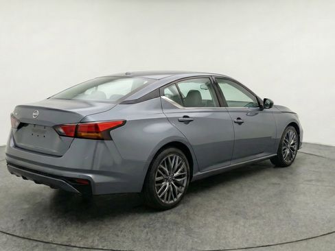 Used 2025 Nissan Altima 2.5 SV FWD image 9