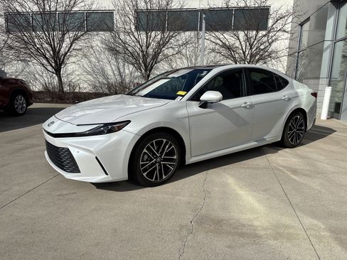 Used 2025 Toyota Camry XLE w/ Premium Plus Package image 5