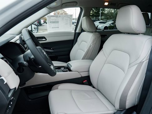 New 2025 Nissan Pathfinder SL image 19