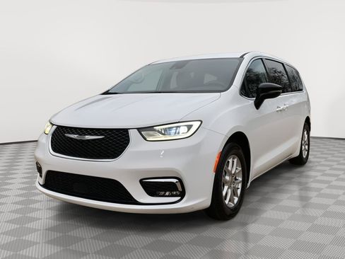 Used 2024 Chrysler Pacifica Touring-L FWD image 4