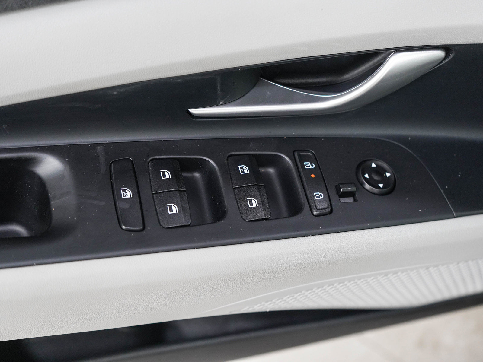 Used 2024 Hyundai Elantra Limited FWD image 18