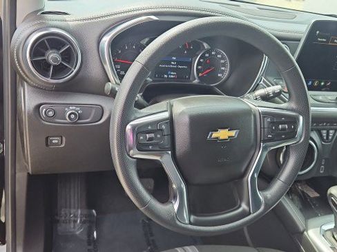 Used 2025 Chevrolet Blazer LT image 11