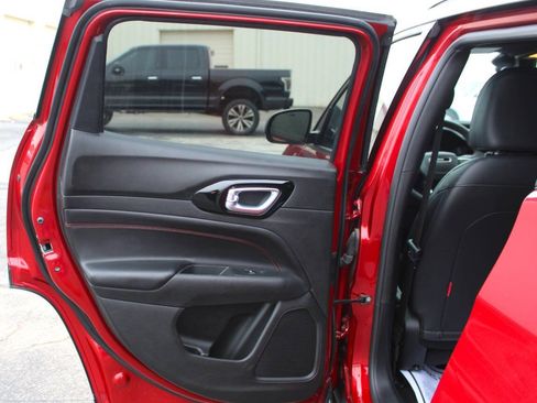 Used 2025 Jeep Compass Trailhawk AWD/4WD image 14
