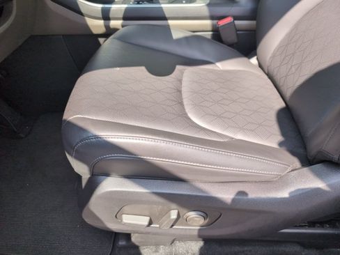 Used 2025 Kia Carnival FWD image 11