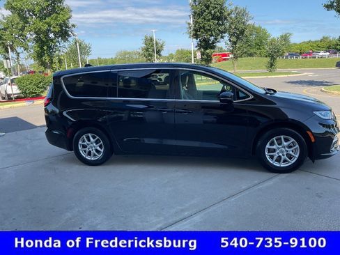 Used 2024 Chrysler Pacifica Touring-L FWD image 7