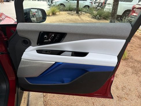 Certified 2025 Cadillac Optiq Sport 1 w/ LPO, Floor Liner Package AWD/4WD image 40