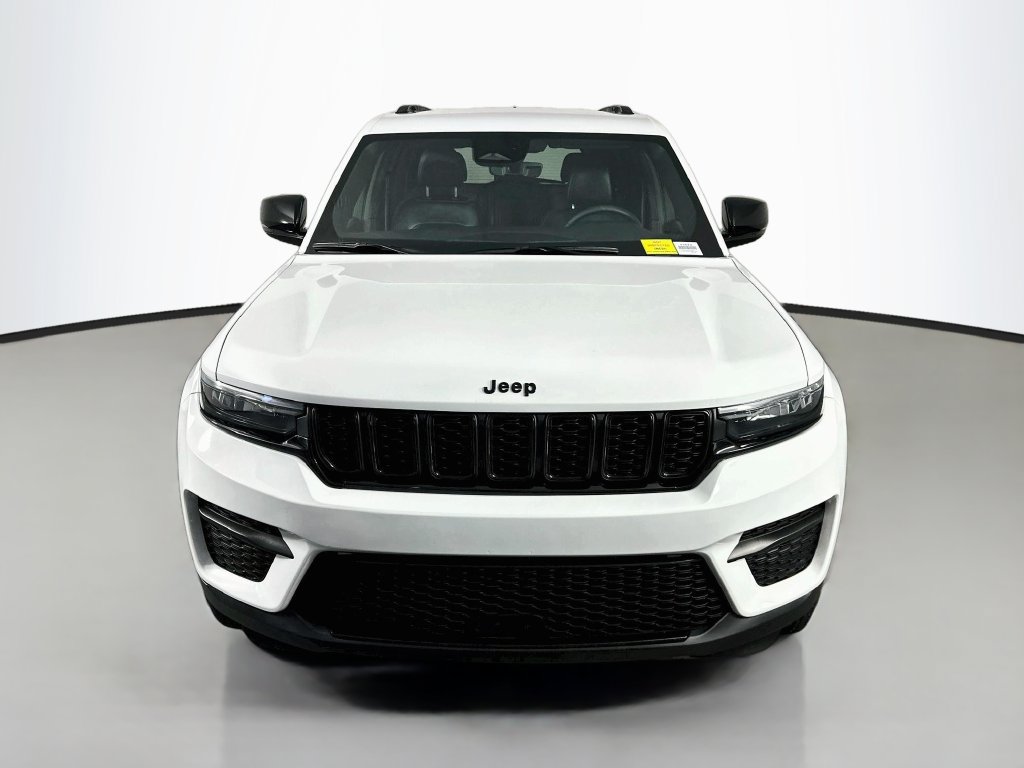 Used 2025 Jeep Grand Cherokee Altitude AWD/4WD image 2