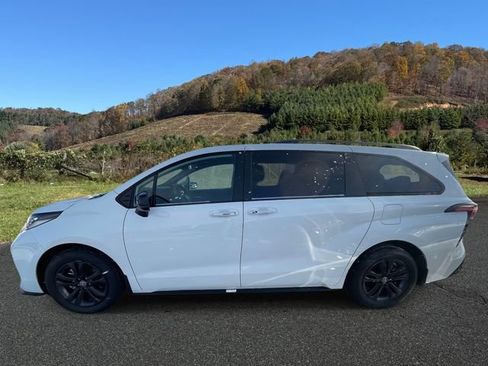 Used 2025 Toyota Sienna XSE image 4