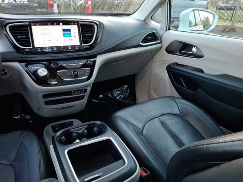 Used 2021 Chrysler Pacifica Touring-L w/ Uconnect Theater Family Group image 16