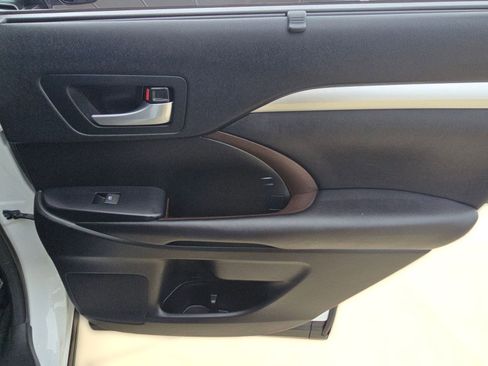 Used 2018 Toyota Highlander XLE image 24