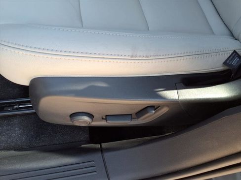 Used 2021 Volvo XC40 T4 Momentum w/ Protection Package Premier image 22