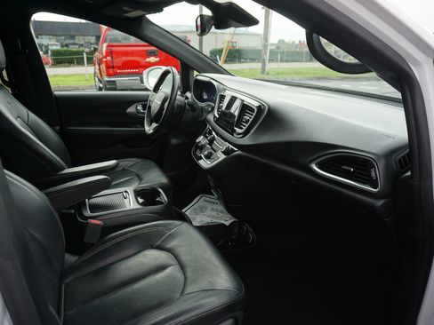 Used 2019 Chrysler Pacifica Touring-L Plus FWD image 24