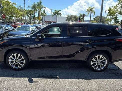 Used 2021 Toyota Highlander Limited FWD image 4