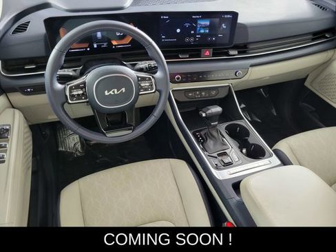 Used 2025 Kia Carnival EX image 33