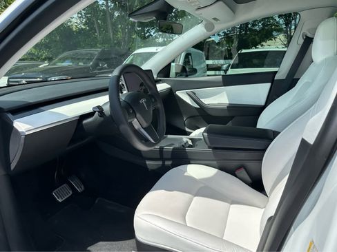 Used 2022 Tesla Model Y Long Range AWD/4WD image 5