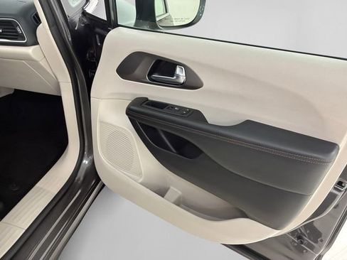 Used 2020 Chrysler Pacifica Touring-L image 15