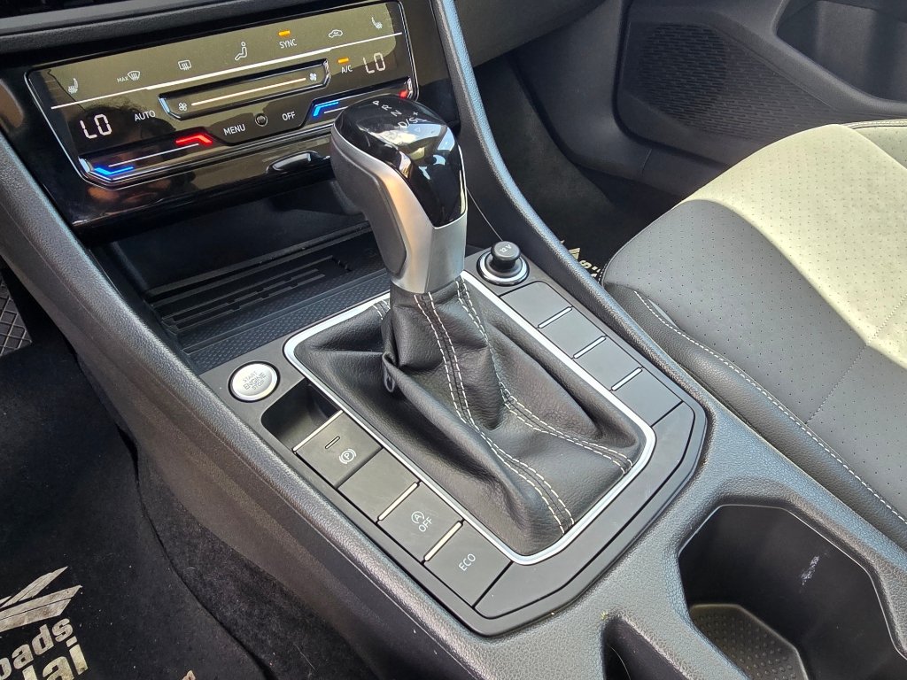Used 2025 Volkswagen Jetta SE FWD image 21
