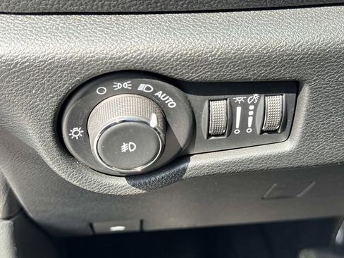 Used 2025 Chrysler Pacifica Limited FWD image 16