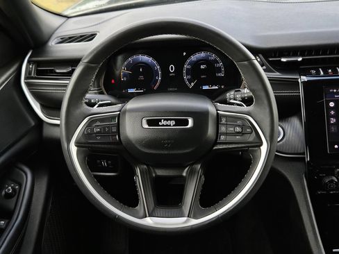 Used 2024 Jeep Grand Cherokee Altitude RWD image 20