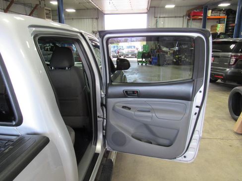 Used 2013 Toyota Tacoma 4x4 Double Cab w/ TRD Off-Road Pkg image 28
