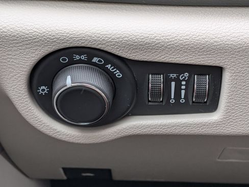 Used 2023 Chrysler Voyager LX FWD image 17