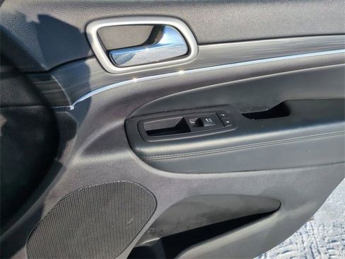 Used 2019 Jeep Grand Cherokee Limited image 28