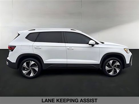 Used 2025 Volkswagen Taos SE w/ Panoramic Sunroof Package image 3