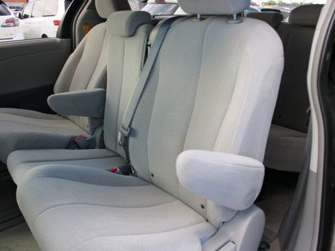 Used 2014 Toyota Sienna LE FWD image 7