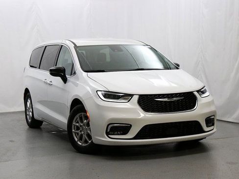 Used 2024 Chrysler Pacifica Touring-L image 1