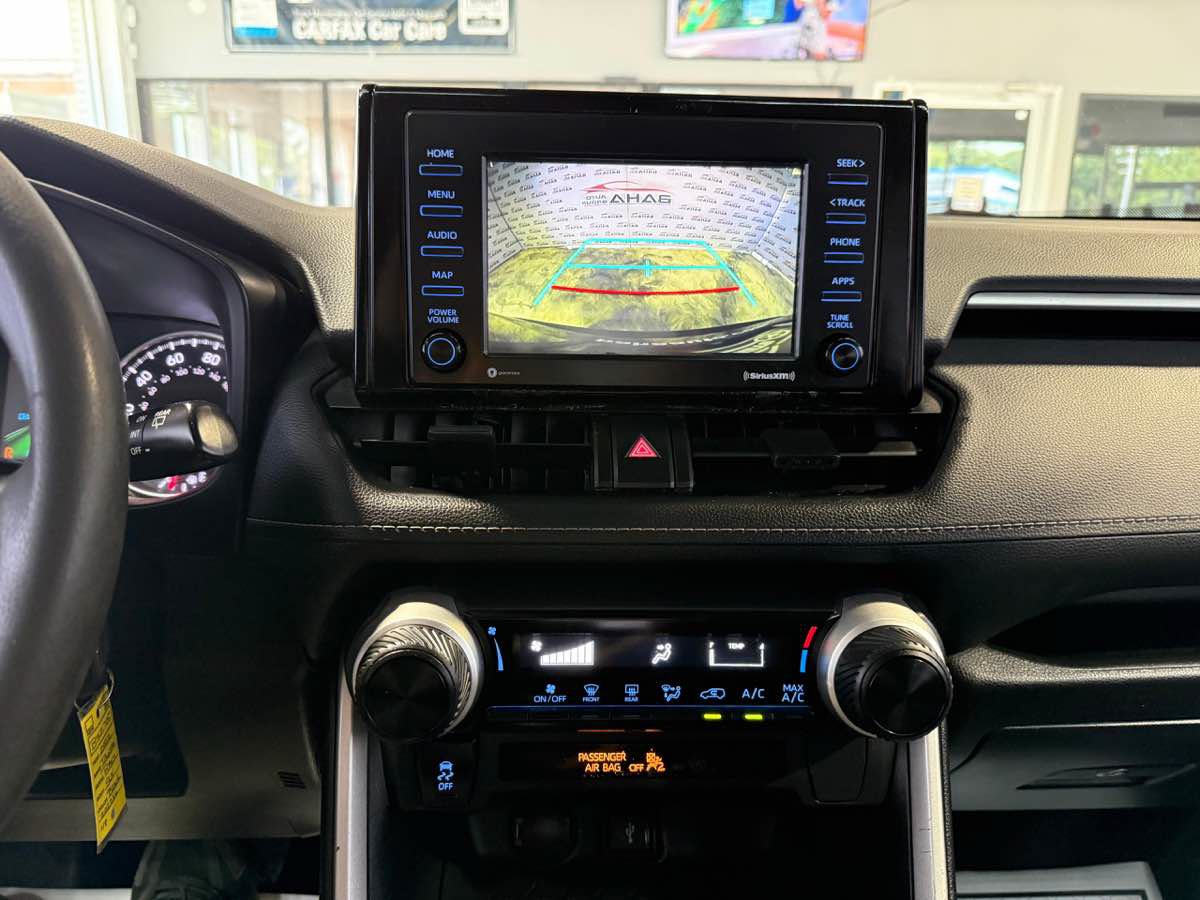Used 2022 Toyota RAV4 LE FWD image 15