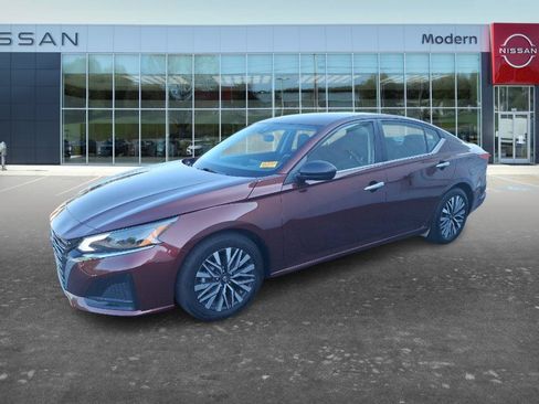 Certified 2025 Nissan Altima 2.5 SV FWD image 1