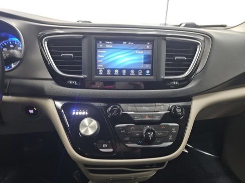 Used 2020 Chrysler Pacifica Touring-L image 29