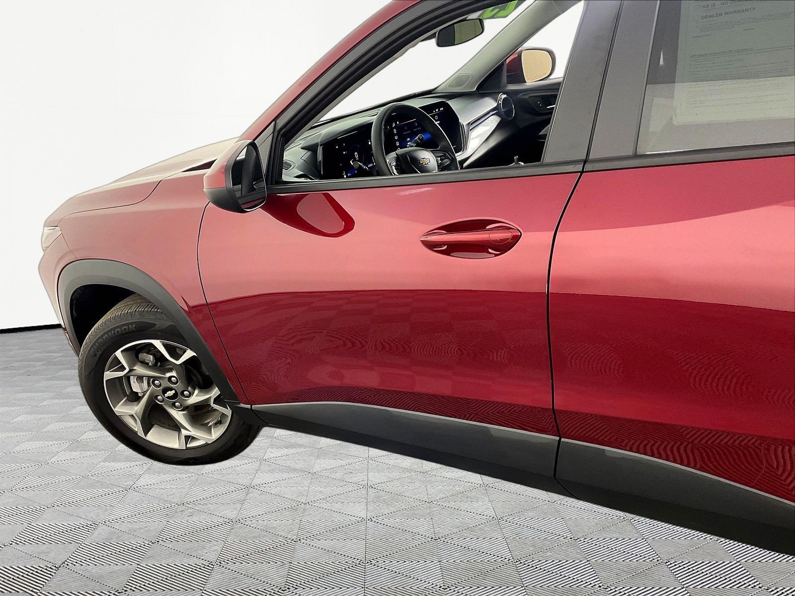 Used 2025 Chevrolet Trax LT FWD image 19