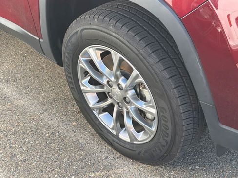 Used 2019 Jeep Cherokee Latitude Plus w/ Cold Weather Group AWD/4WD image 12