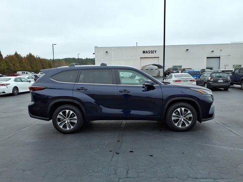 Used 2024 Toyota Highlander XLE image 2