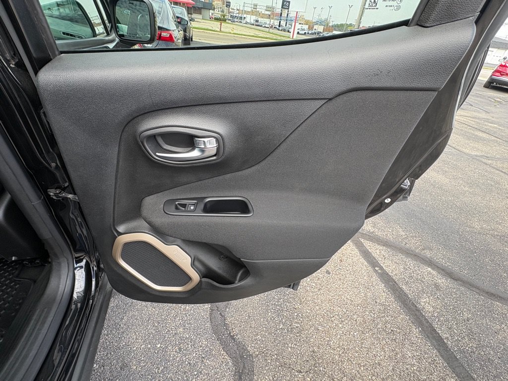 Used 2017 Jeep Renegade Latitude w/ Cold Weather Group AWD/4WD image 15