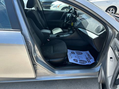 Used 2013 MAZDA MAZDA3 i SV w/ Convenience Pkg image 11