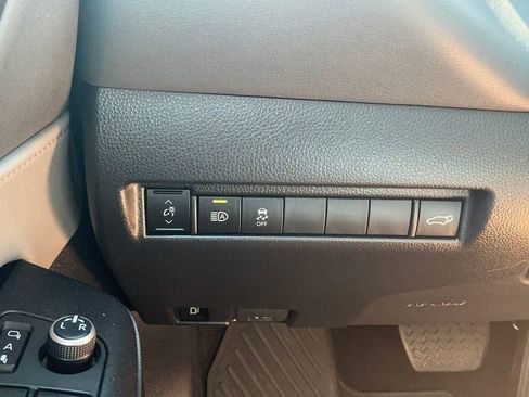 Used 2023 Toyota Venza LE image 36