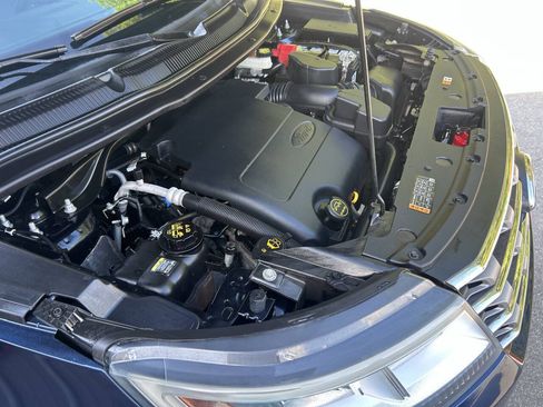 Used 2016 Ford Explorer XLT w/ Equipment Group 202A AWD/4WD image 26