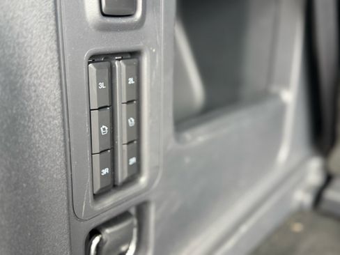 Used 2025 Ford Expedition Active image 35