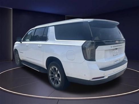 Used 2025 Chevrolet Suburban LT w/ Comfort Package RWD image 3