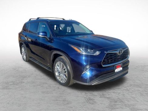 Used 2025 Toyota Highlander Platinum image 3