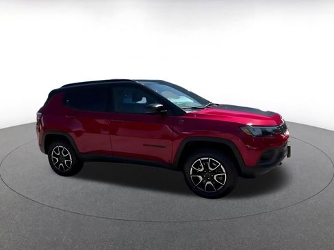 Used 2025 Jeep Compass Trailhawk AWD/4WD image 2